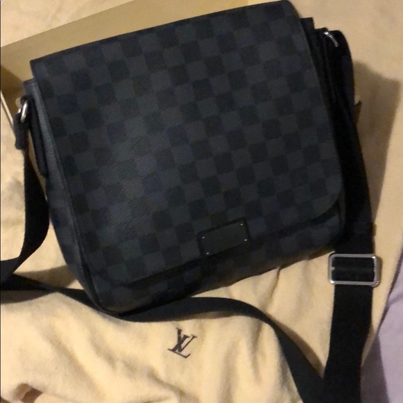 Men’s Louis Vuitton District PM Messanger Bag - Picture 2 of 8